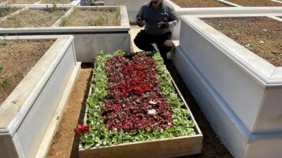 Kadir İnanır&rsquo;ın kabri &ccedil;i&ccedil;eklerle donatıldı