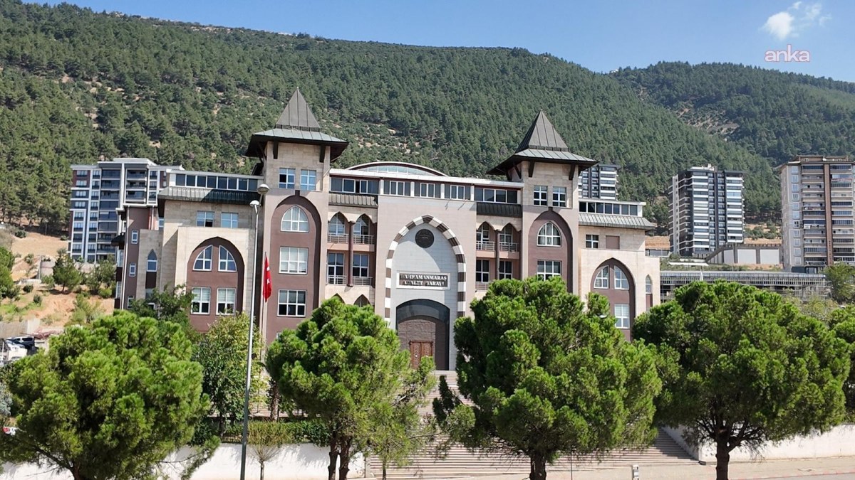 Kahramanmaraş'taki okul saldırısı davasında ilk duruşma&hellip; Tutuklu sanık baba Mersinli: &ldquo;Silahlarımı &ccedil;aldığı i&ccedil;in oğlumdan şikayet&ccedil;iyim&rdquo;