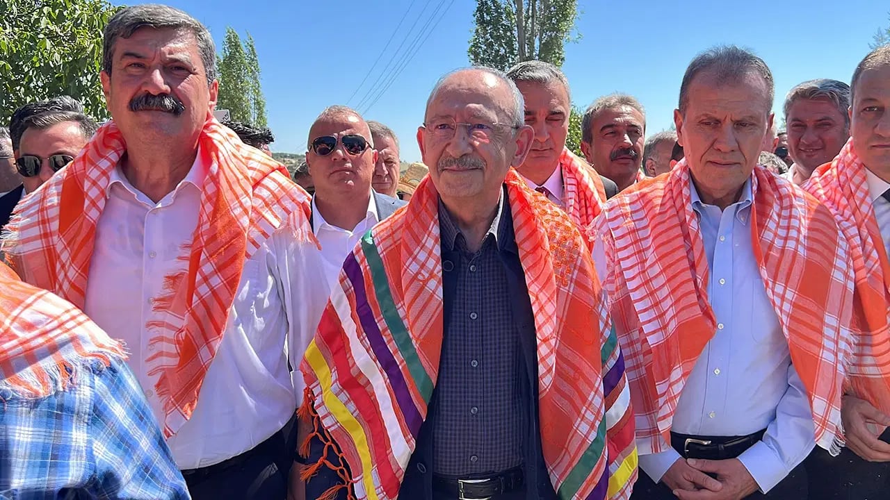 Kılı&ccedil;daroğlu ile yan yana poz verip, &lsquo;CHP&rsquo; vurgusu yapmıştı: YENİ Partili Akdoğan&rsquo;dan Vahap Se&ccedil;er&rsquo;e tepki