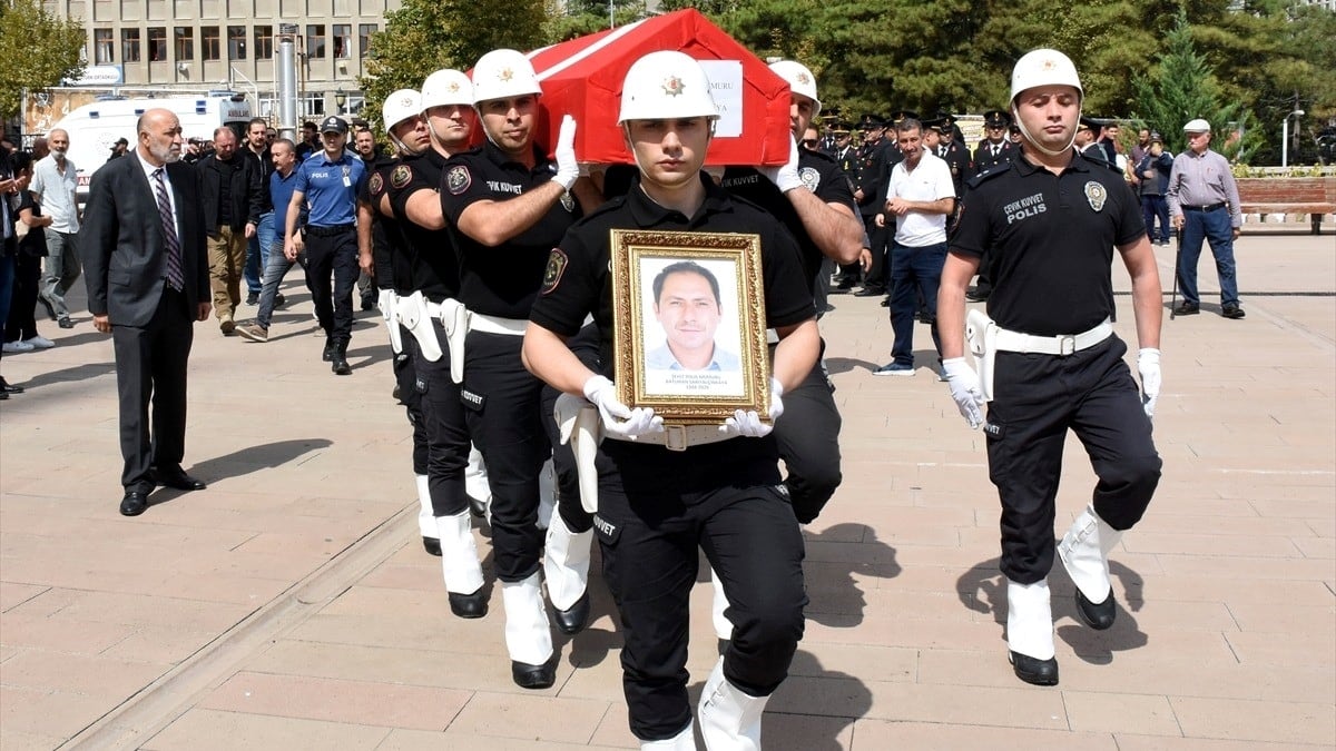 Kırıkkale'de trafik kazasına m&uuml;dahale ederken başka bir aracın &ccedil;arpması sonucu şehit olan polis i&ccedil;in cenaze t&ouml;reni