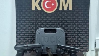 KOM&rsquo;dan nokta atışı operasyon: Silahların yanı sıra "change" l&uuml;ks ara&ccedil; da yakalandı!