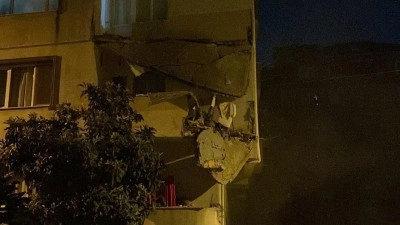 K&uuml;&ccedil;&uuml;k&ccedil;ekmece'de 5 katlı apartmanda panik: Balkon &ccedil;&ouml;kt&uuml;
