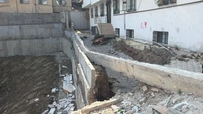 K&uuml;&ccedil;&uuml;k&ccedil;ekmece'de 5 katlı binanın giriş katı &ccedil;&ouml;kt&uuml;!