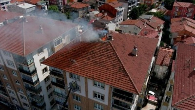 K&uuml;tahya'da binanın &ccedil;atısına yıldırım d&uuml;şt&uuml;, yangın &ccedil;ıktı