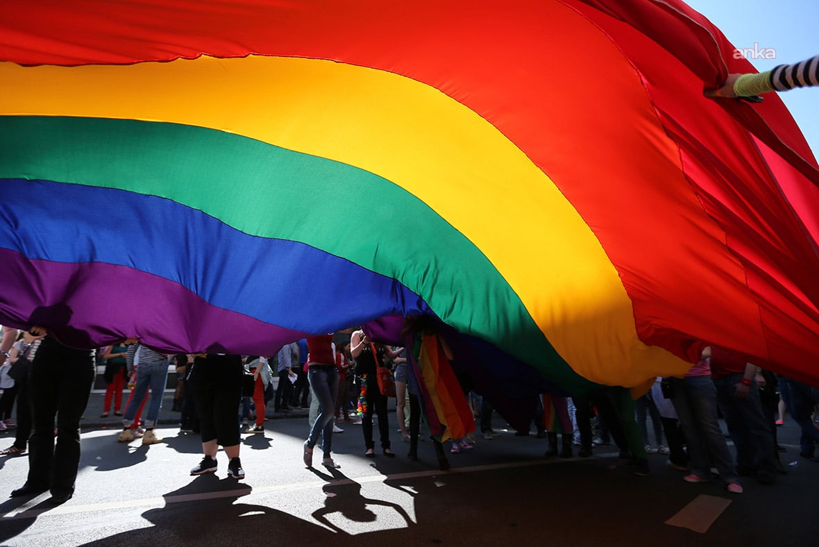 LGBTİ+ derneklerinden "Ailem G&uuml;vende" operasyonlarına tepki: "LGBTİ+ olmak su&ccedil; değildir"