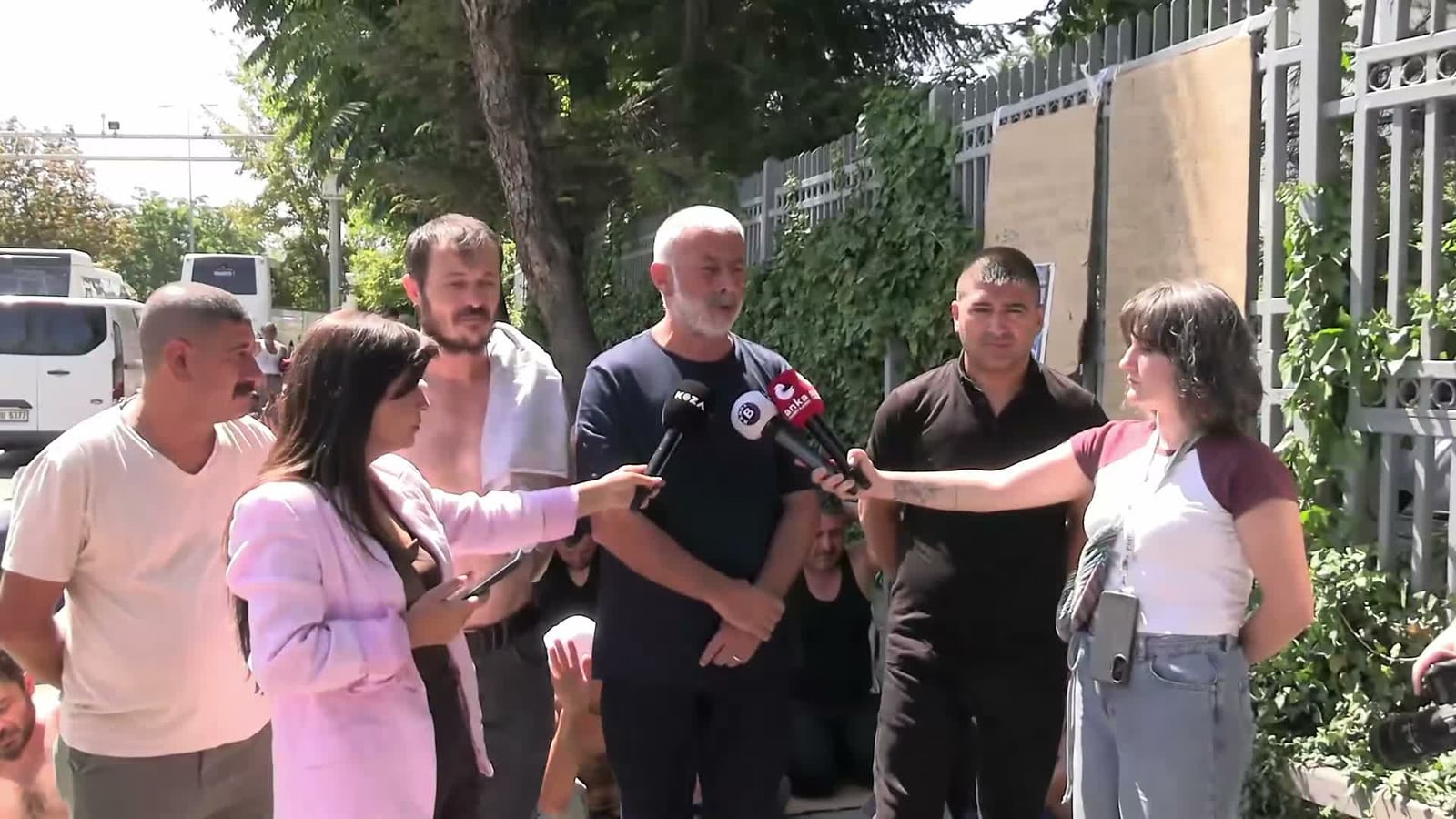 Madencilerin bakanlık &ouml;n&uuml;ndeki eylemi 15. g&uuml;n&uuml;nde... Başaran Aksu: &ldquo;Yıldız'ın 21 kilometrekare arsası var, iş&ccedil;ilerin 36 milyon liralık alacağı &ouml;denmiyor&rdquo;