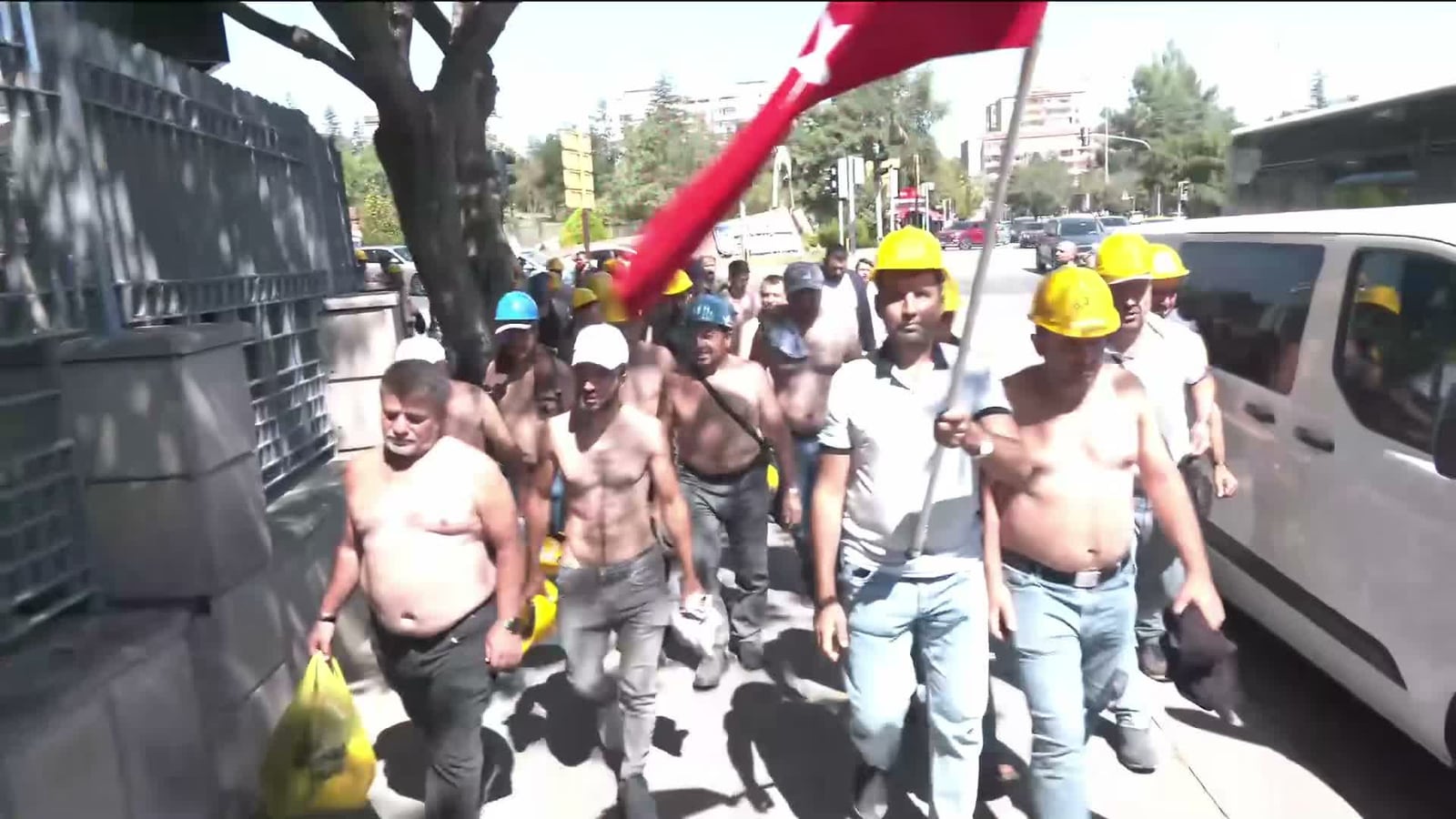 Madencilerin Enerji ve Tabii Kaynaklar Bakanlığı &ouml;n&uuml;ndeki eylemi 12'nci g&uuml;n&uuml;nde