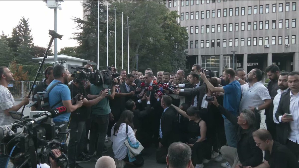 Melih G&ouml;k&ccedil;ek ş&uuml;pheli olarak ifade verdi: Soruşturma bitsin, televizyonlarda her konuya her t&uuml;rl&uuml; savunmayı yaparım"