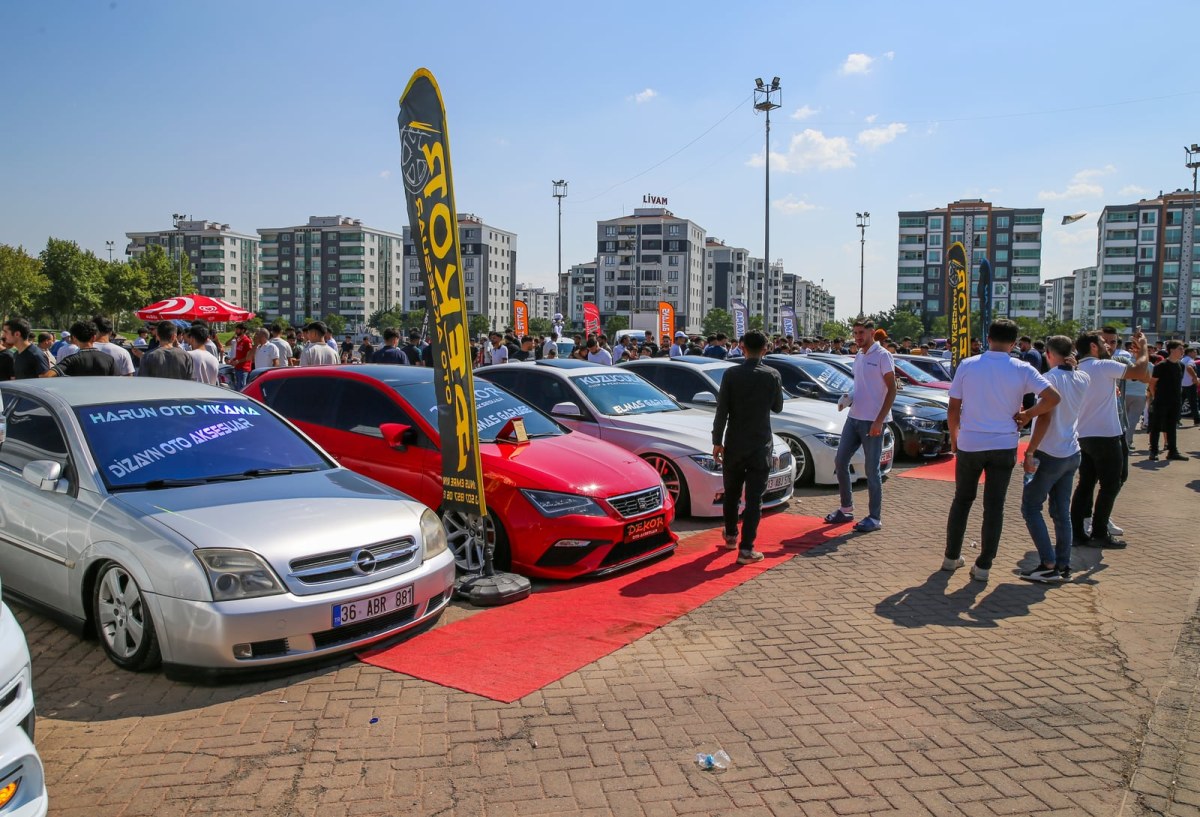 Modifiye ara&ccedil; tutkunları Diyarbakır'da d&uuml;zenlenen festivalde buluştu