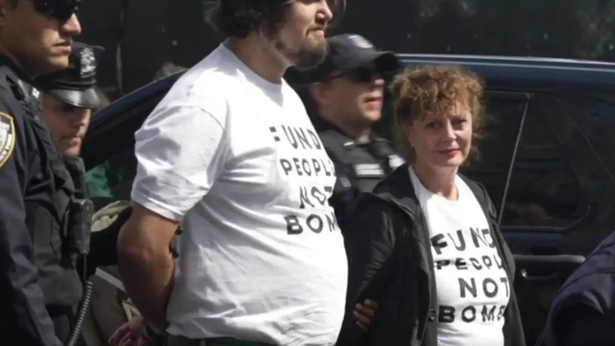 Netanyahu BM'de boş salona konuştu, dışarıda protestolar d&uuml;zenlendi: 79 yaşındaki Oscar &ouml;d&uuml;ll&uuml; oyuncu Susan Sarandon g&ouml;zaltına alındı