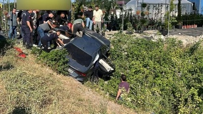 Otomobil su kanalına devrildi! Anne ve kızından acı haber!