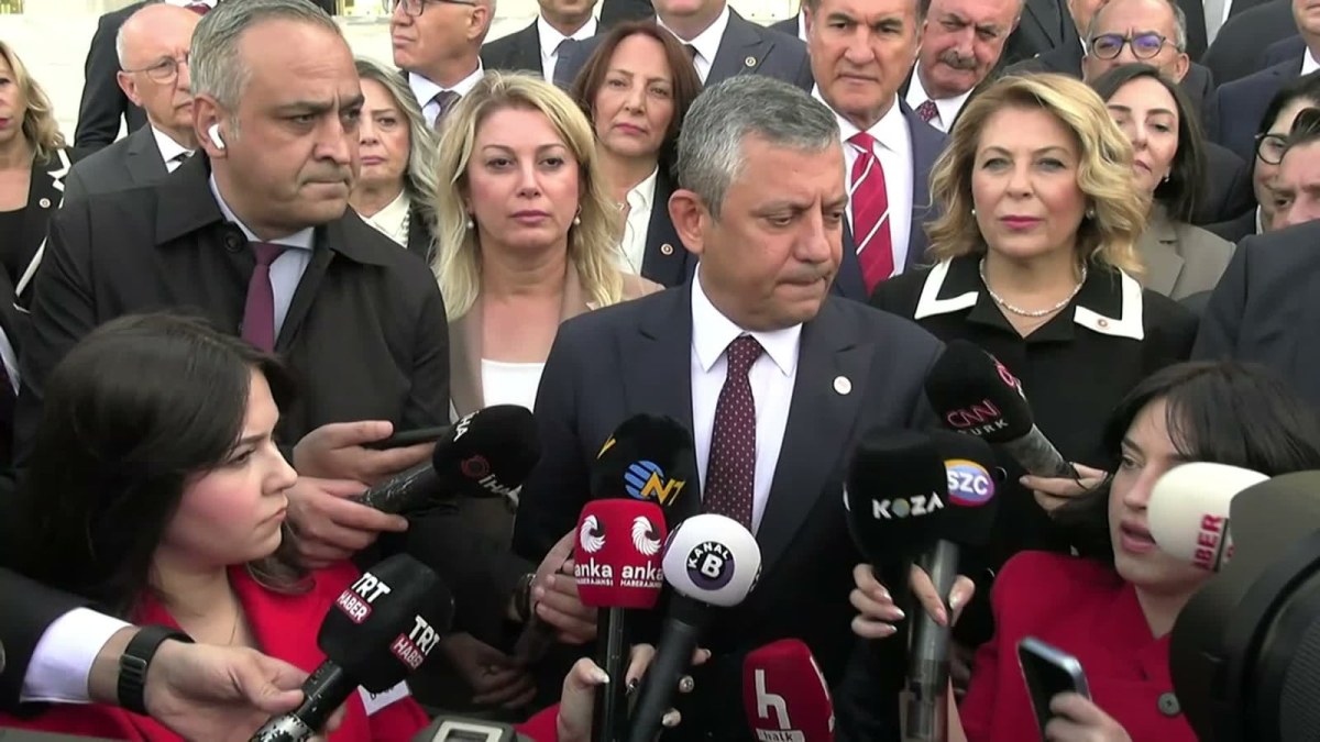 &Ouml;zg&uuml;r &Ouml;zel'den "fon krizi" tepkisi: "Asrın yolsuzluğu ya Erdoğan&rsquo;ın patronajında oldu ya da bilgisi dahilinde, değilse Erdoğan engel olabilecek y&ouml;netim kabiliyetini yitirmiş durumda"