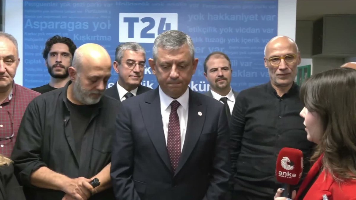 &Ouml;zg&uuml;r &Ouml;zel&rsquo;den T24&rsquo;e dayanışma ziyareti... &ldquo;&Uuml;mit ederiz ki basın tarihine kara leke olarak ge&ccedil;ecek bu kapatma kararından d&ouml;n&uuml;l&uuml;r&rdquo;