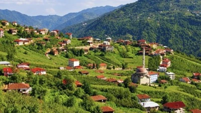 "Orada bir k&ouml;y var uzakta.. doktorların, akademisyenlerin  k&ouml;y&uuml;"...