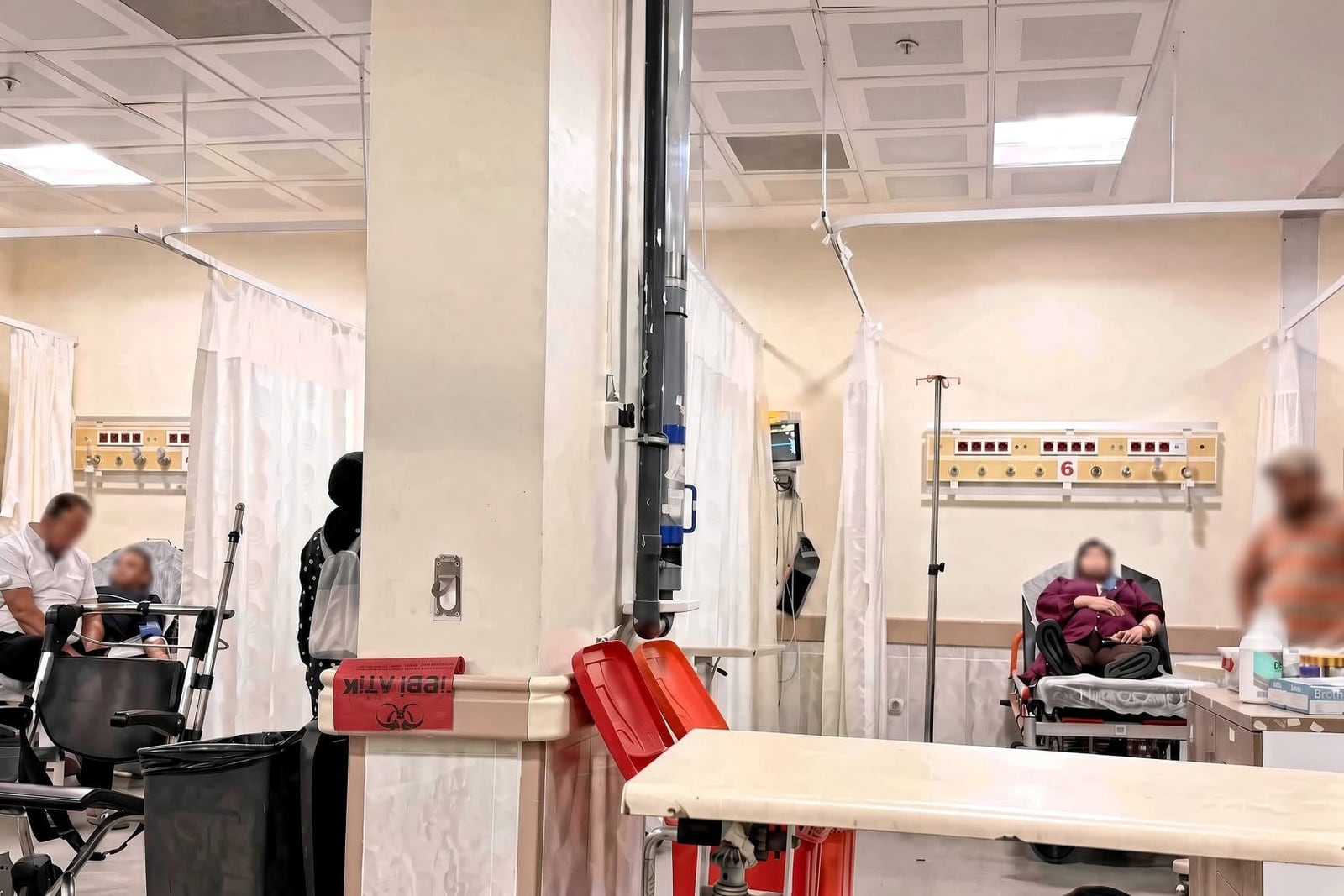 Rahatsızlanan vali yardımcısı sıraya girdi, acil servisteki g&ouml;zlemini sanal medyadan paylaştı