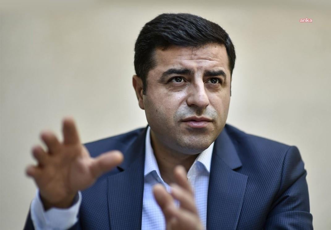 Sakık, Demirtaş ile g&ouml;r&uuml;şt&uuml;: Siyaset&ccedil;iler i&ccedil;eride tutulmaya devam ederken, barıştan bahsetmek ciddi &ccedil;elişkidir