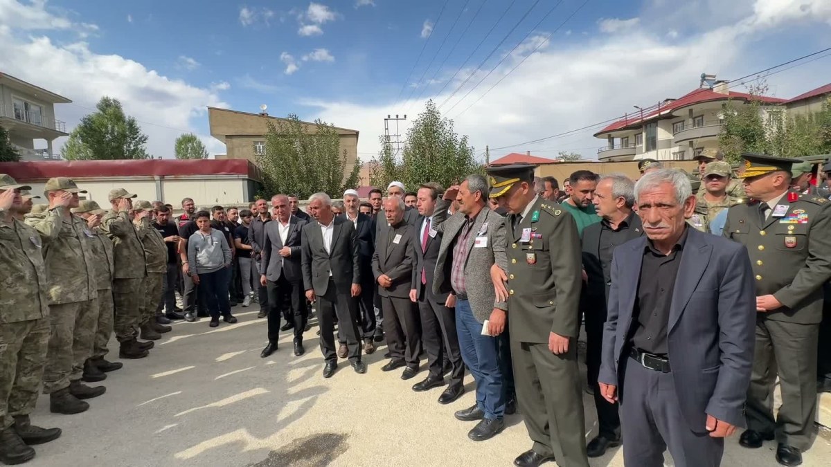 Şehit S&ouml;zleşmeli Er Ziyar Koparan, Y&uuml;ksekova&rsquo;da toprağa verildi