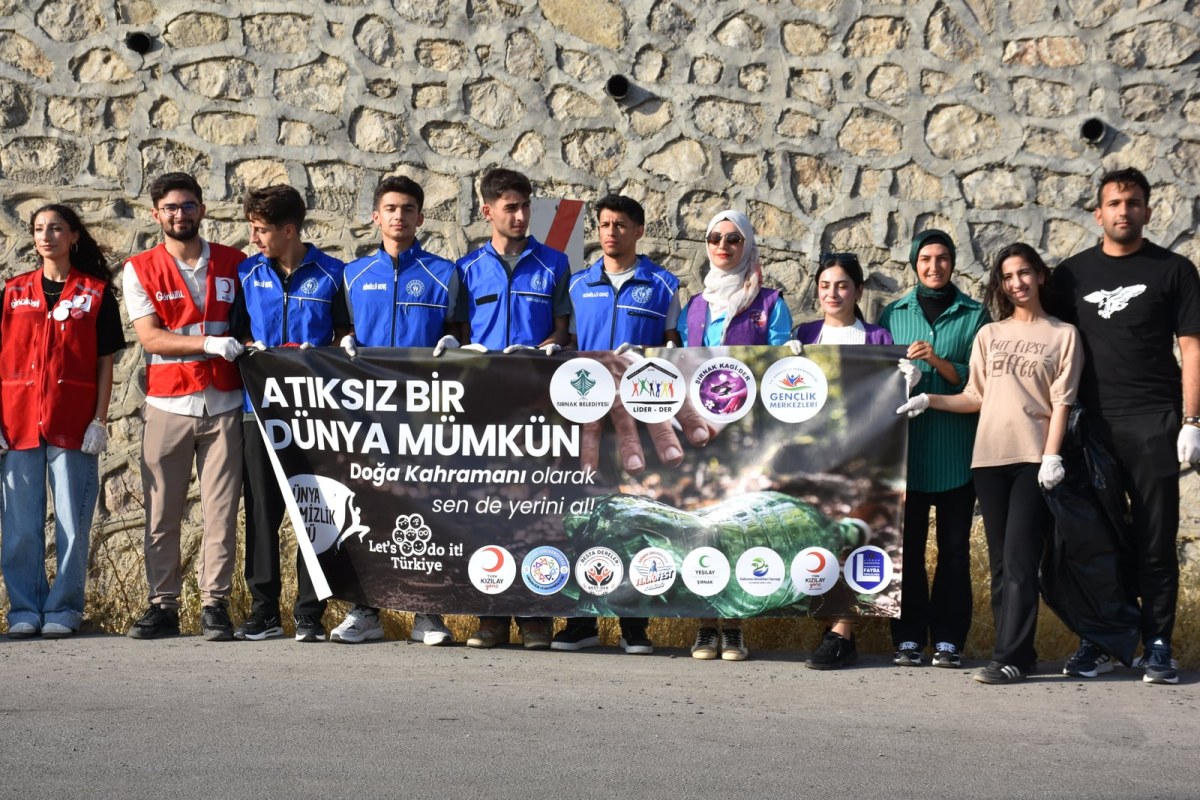 Şırnak'ta g&ouml;n&uuml;ll&uuml;ler "D&uuml;nya Temizlik G&uuml;n&uuml;" dolayısıyla atık topladı