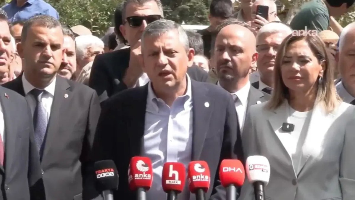 Son Dakika... &Ouml;zg&uuml;r &Ouml;zel'den '&Uuml;sk&uuml;dar' &ccedil;ıkışı: 'Millet g&ouml;zaltındayken kapka&ccedil; yapacaklar!'