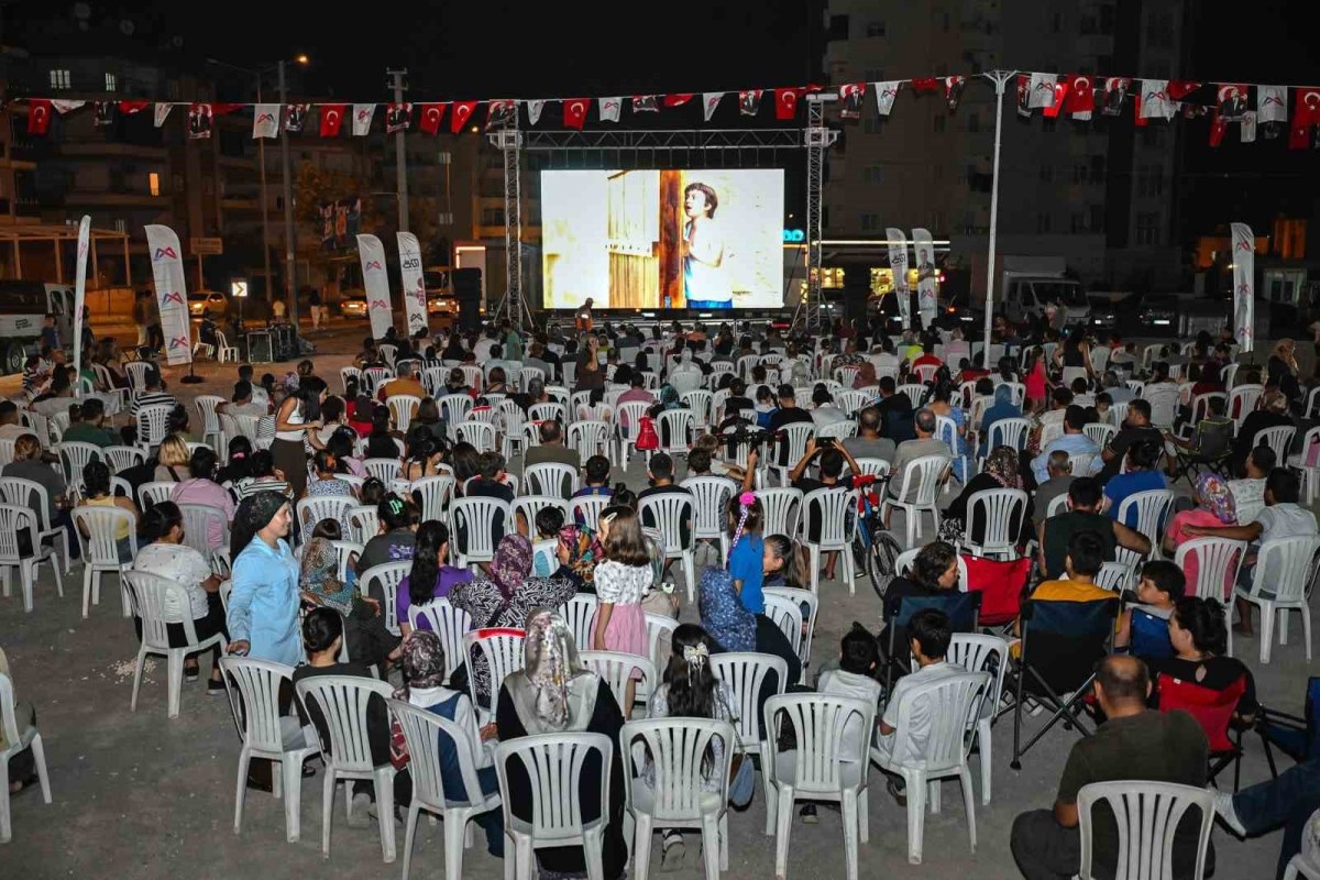 Tarsus&rsquo;ta a&ccedil;ık hava sineması nostaljisi: Mahalle sakinleri beyaz perdede buluştu