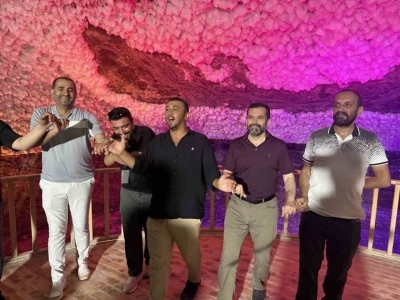 TİGAD &ccedil;alıştayına katılan gazeteciler Tuzluca Tuz Mağarası&rsquo;nda halay &ccedil;ekti