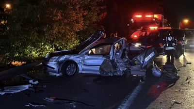 Tır arızalanan otomobile &ccedil;arptı: 1 &ccedil;ocuk &ouml;ld&uuml;, 3 kişi yaralandı