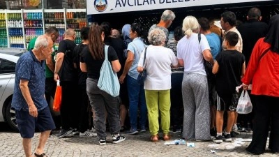 Vatandaşlar &ccedil;&ouml;pe atılan cep telefonu kılıflarını almak i&ccedil;in sıraya girdi