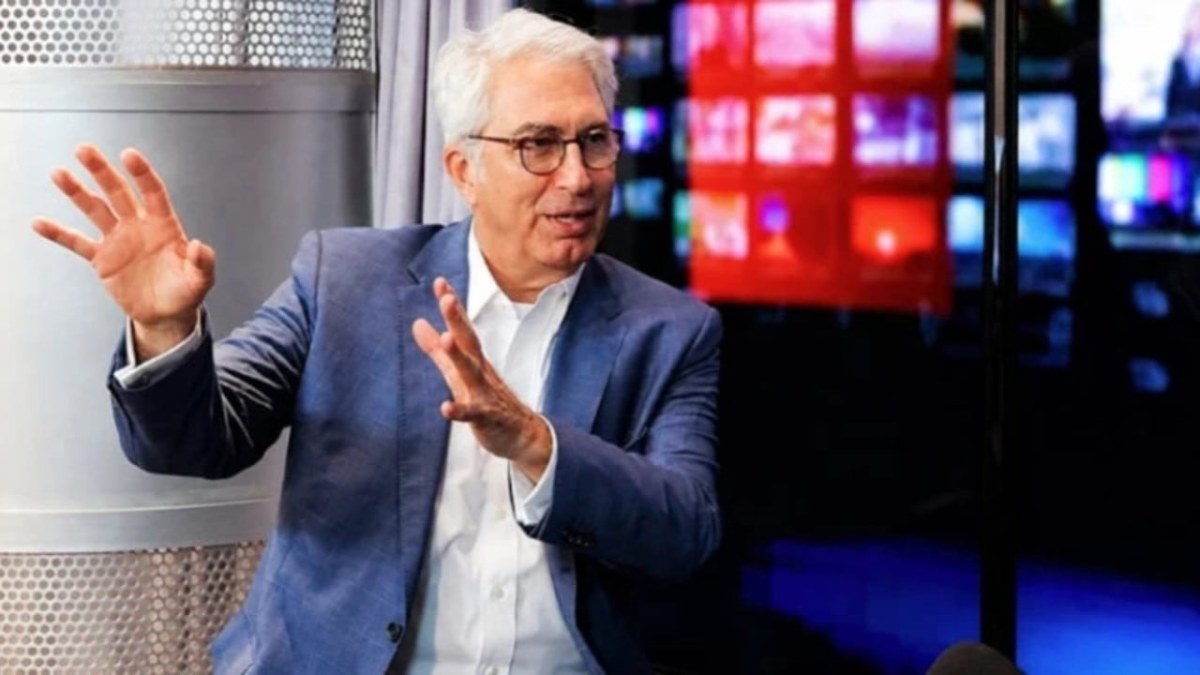 Yaya ge&ccedil;idinde scooter &ccedil;arptı! Gazeteci Murat Yetkin&rsquo;in ayağı kırıldı