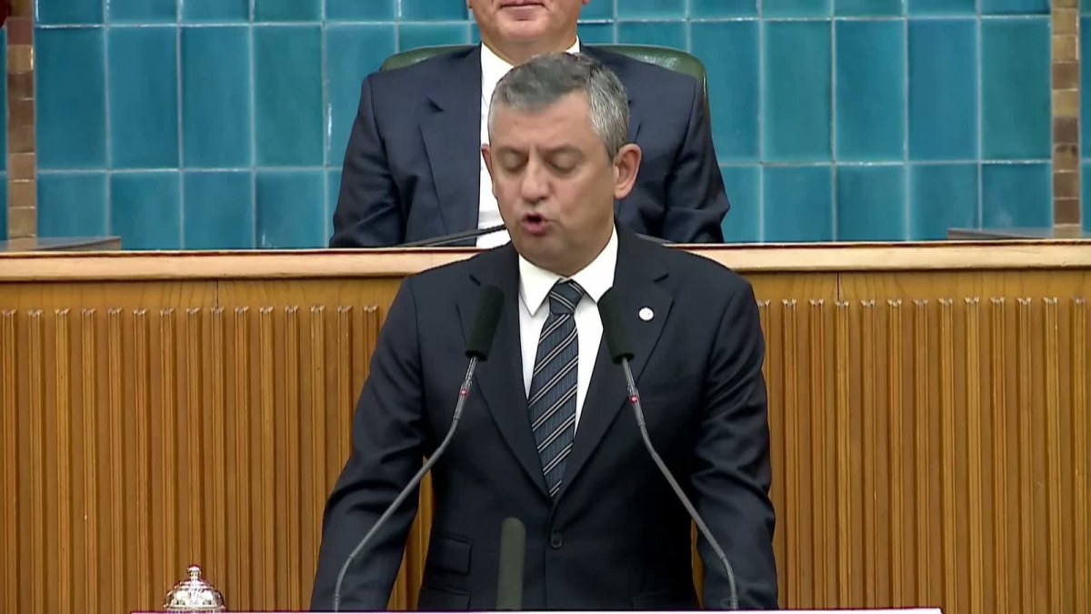 YENİ Parti Grup Toplantısı... &Ouml;zg&uuml;r &Ouml;zel: "Atayan AK Partili, atanan AK Partili, soyan AK Partili, soyulan da AK Partili, hakkını arayan da YENİ Partili"
