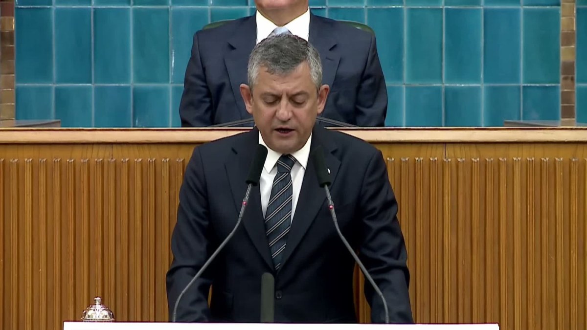 YENİ Parti Grup toplantısı... &Ouml;zg&uuml;r &Ouml;zel: &ldquo;Satıp gidenler hain, onu satın alanlar da milli irade hırsızıdır&rdquo;