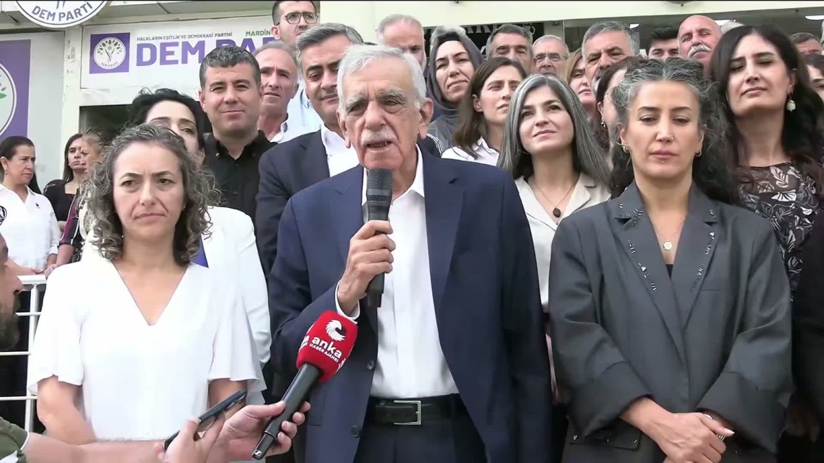 Yerlerine kayyum atanan DEM Partili belediye başkanları buluştu... Ahmet T&uuml;rk: &ldquo;&Ccedil;ok &ouml;nemli adımlar atılmasa dahi s&uuml;reci sabırla destekliyoruz"