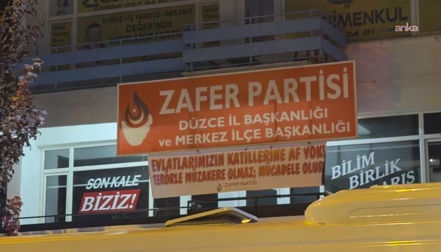 Zafer Partisi D&uuml;zce İl Başkanı H&uuml;lya Eroğlu hakkında &ldquo;Ter&ouml;rle m&uuml;zakere olmaz&rdquo; pankartı nedeniyle soruşturma