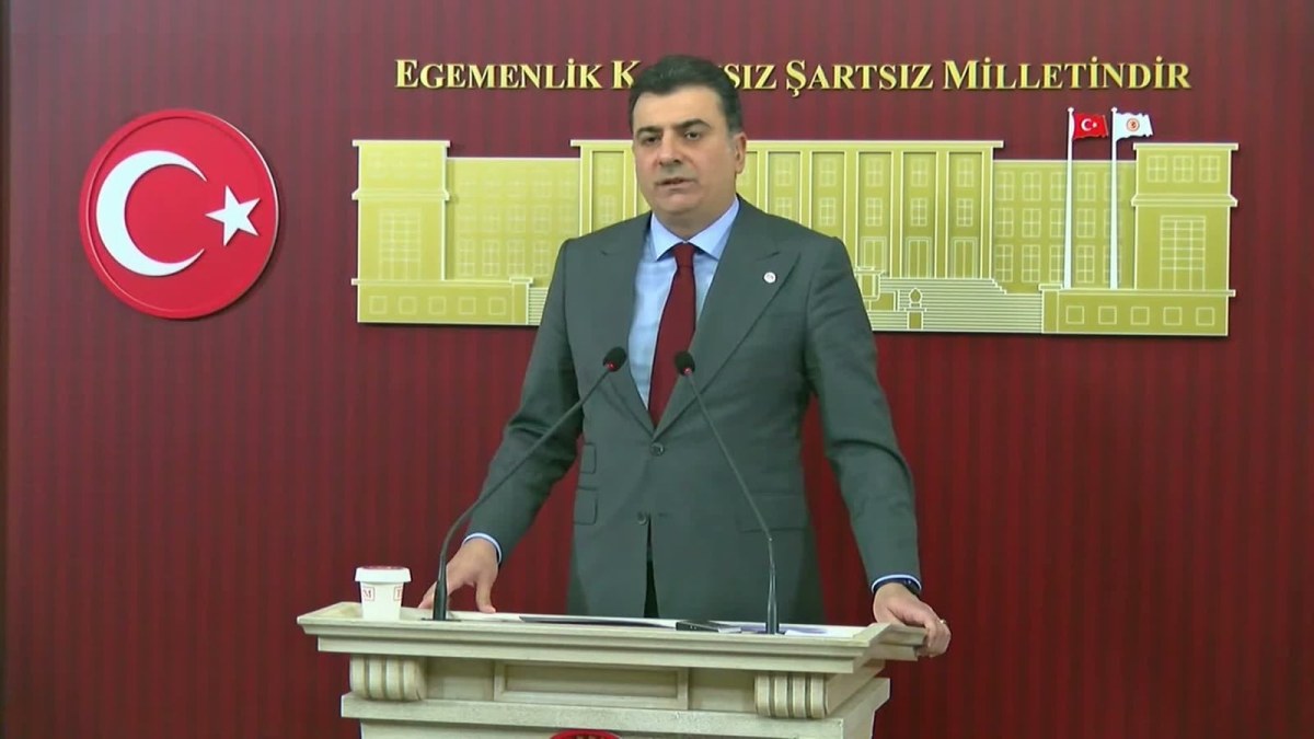 Zeynel Emre: Fon krizi i&ccedil;in oluşturulan kurul g&ouml;steriyor ki, kriz en az siyasi zararla atlatılmaya &ccedil;alışılıyor