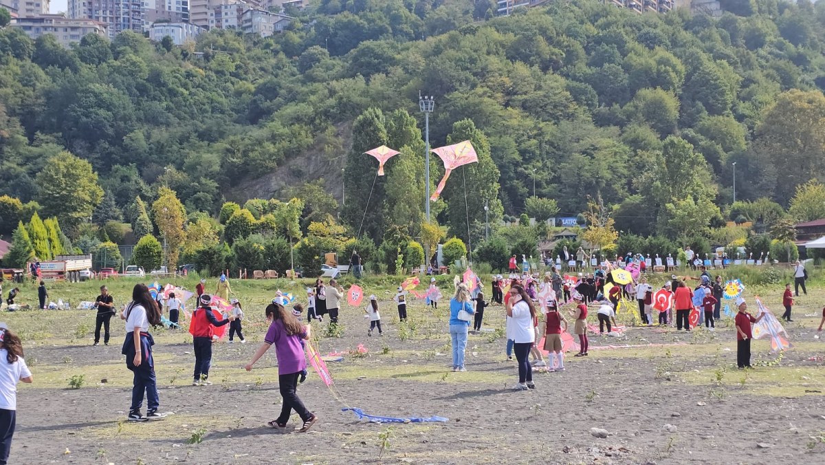Zonguldak&rsquo;ta u&ccedil;urtmalar &lsquo;Filistinli &ccedil;ocuklar&rsquo; i&ccedil;in u&ccedil;tu