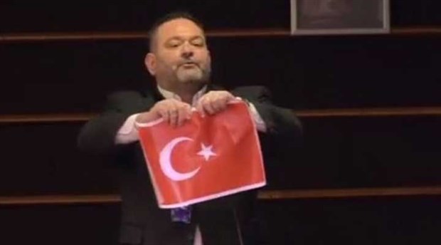 Irkçı Yunan milletvekili Türk bayrağını yırttı