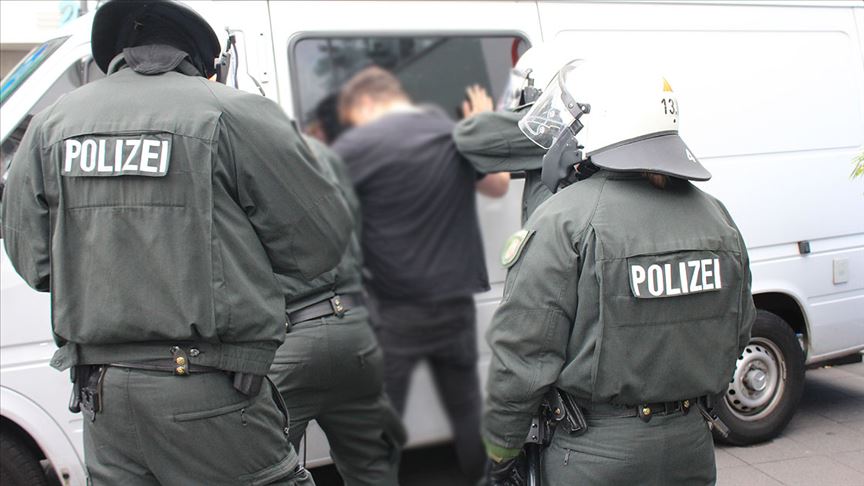 Almanya’da göçmenlere saldırı planlayan 12 ırkçıya gözaltı
