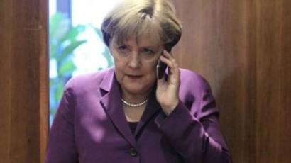 Telefonu şaka sandı Merkel’in yüzüne kapattı
