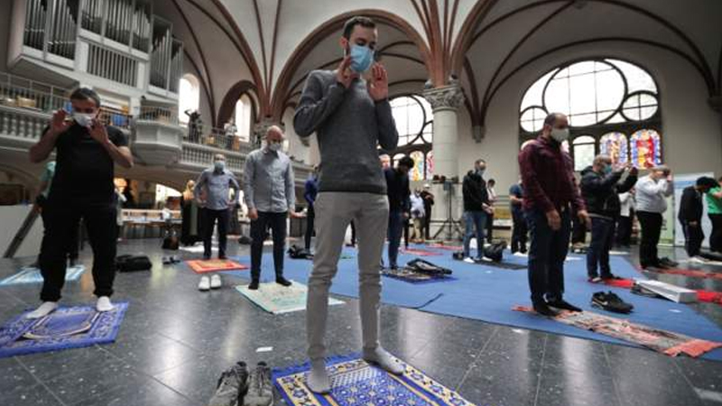 Berlin’de sosyal mesafe nedeniyle camiye sığmayan topluluk kilisede namaz kıldı
