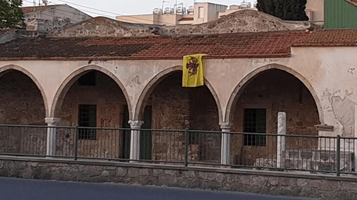 Rum kesimindeki camiye Bizans bayrağı asılmasına tepki