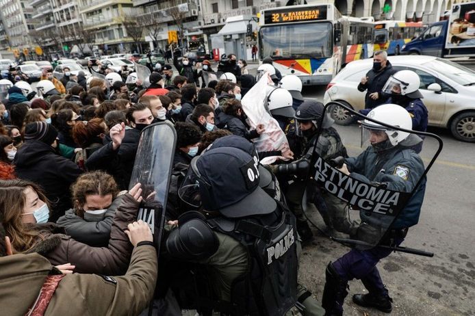 Yunan öğrenciler ayakta. Kampüse polis planına tepki…