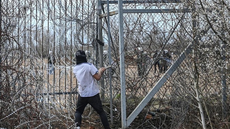Yunanistan sınırdaki çiti uzatıyor