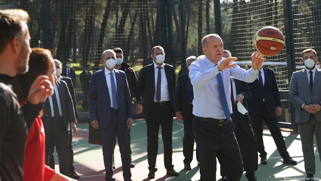 Erdoğan memleketi basketbol oynadığı gibi yönetiyor – Banu Güven